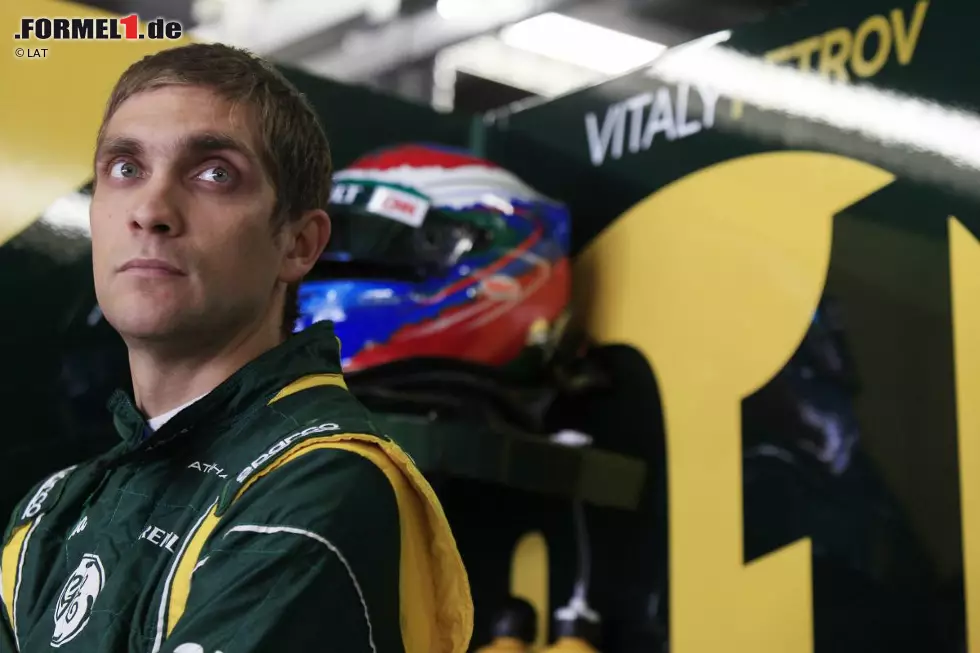 Kurz darauf stellt der Rennstall auch einen neuen Fahrer vor: Witali Petrow. Der Russe soll den unmotiviert wirkenden Jarno Trulli ersetzen und sichert dem Team am Ende zwar wie Kovalainen keine Punkte, allerdings in Brasilien Platz zehn der Konstrukteurswertung Foto zur News: Kurz darauf stellt der Rennstall auch einen neuen Fahrer vor: Witali Petrow. Der Russe soll den unmotiviert wirkenden Jarno Trulli ersetzen und sichert dem Team am Ende zwar wie Kovalainen keine Punkte, allerdings in Brasilien Platz zehn der Konstrukteurswertung