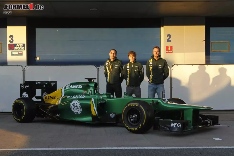 2013: Endlich gibt es wieder einen Caterham in real zu sehen, auch wenn das Team ebenfalls auf die Variante setzt, bei der man das Auto einfach vor die Garage rollt. Immerhin dürfen sich zum Fotoshooting zwei neue Piloten auf den Wagen setzen: Charles Pic und Giedo van der Garde bringen Caterham aber nur den letzten Platz Foto zur News: 2013: Endlich gibt es wieder einen Caterham in real zu sehen, auch wenn das Team ebenfalls auf die Variante setzt, bei der man das Auto einfach vor die Garage rollt. Immerhin dürfen sich zum Fotoshooting zwei neue Piloten auf den Wagen setzen: Charles Pic und Giedo van der Garde bringen Caterham aber nur den letzten Platz