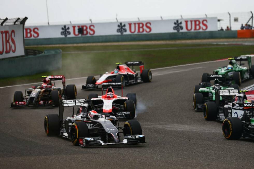 Foto zur News: Die ersten Runden des Rennens verlaufen ohne weitere Zwischenfälle, doch nach sechs Umläufen muss Adrian Sutil seinen Sauber mit einem Schaden an der Ferrari-Antriebseinheit abstellen: Der dritte Ausfall in Folge für den Deutschen.