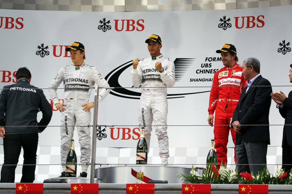 Foto zur News: Die Top 3 des Grand Prix von China 2014: Erster Hamilton, der zum dritten Mal hintereinander gewinnt. Zweiter Rosberg, der sich zum dritten Mal en suite geschlagen geben muss. Dritter Alonso, der am Debüt-Wochenende des neuen Teamchefs Mattiacci den ersten Podestpatz der Saison für Ferrari an Land zieht.