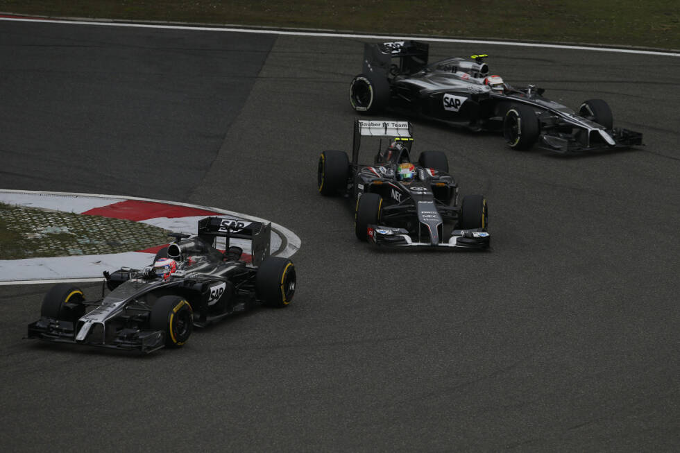Foto zur News: Zu denen, die in Schanghai 2014 leer ausgehen, zählen die beiden McLaren-Piloten Jenson Button (11.) und Kevin Magnussen (13.) ebenso wie Esteban Gutierrez. Der Mexikaner wird im einzigen ins Ziel gekommenen Sauber 16.