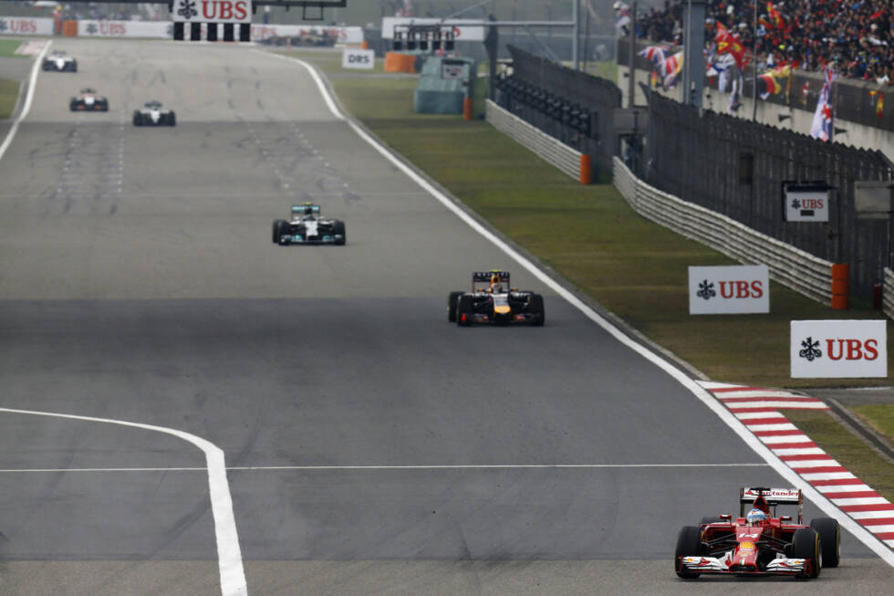 Foto zur News: Am Silberpfeil des Australien-Siegers ist die Telemetrie ausgefallen. Ohne Datenübertragung zur Box und entsprechender Rückmeldungen tut sich Rosberg schwer, gegen Ricciardo und Alonso zu bestehen.