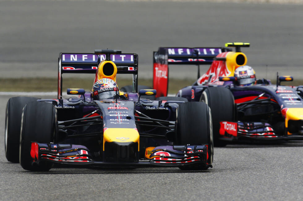 Foto zur News: Ricciardo hat derweil ein ganz anderes Problem und das heißt Sebastian Vettel. Der Weltmeister verweigert es zunächst, dem Funkspruch &quot;Sebastian, let Ricciardo through. Let Daniel through please.&quot; Folge zu leisten. Nach eineinhalb Runden der Gegenwehr muss Vettel aber einsehen, dass der Australier wie schon in Bahrain der Schnellere ist.
