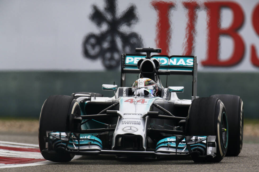 Foto zur News: Derweil zieht Spitzenreiter Hamilton auf dem Weg zu einem Start-Ziel-Sieg unbeirrt seine Kreise. So gut es für den Malaysia- und Bahrain-Sieger läuft, so schwer tut sich Mercedes-Teamkollege Rosberg.