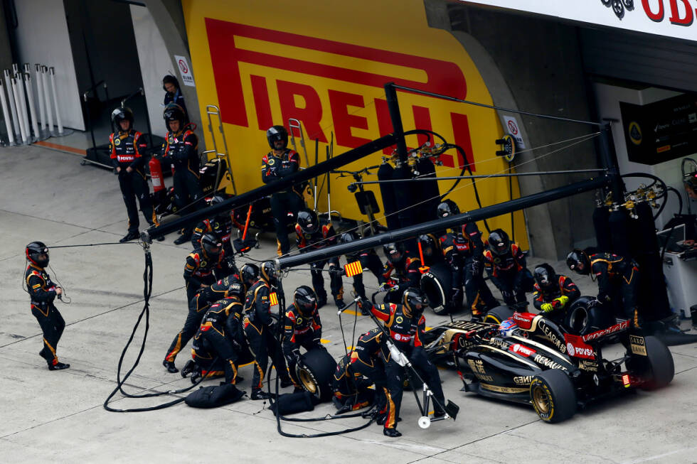 Foto zur News: 23 Runden nach Sutils Aus ist der Grand Prix von China auch für Romain Grosjean gelaufen. Der Franzose muss seinen Lotus mit Getriebeschaden parken. Es bleibt der letzte Ausfall des Rennens.