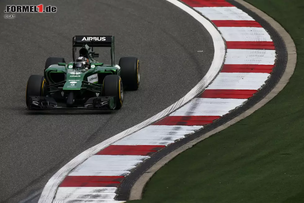Frust auch bei Caterham: Kamui Kobayashi ringt Jules Bianchi (Marussia) in der letzten Runde im Kampf um Platz 17 nieder, hat aber nichts davon, weil das Rennen mit dem Stand nach Runde 54 in die Wertung geht. Foto zur News: Frust auch bei Caterham: Kamui Kobayashi ringt Jules Bianchi (Marussia) in der letzten Runde im Kampf um Platz 17 nieder, hat aber nichts davon, weil das Rennen mit dem Stand nach Runde 54 in die Wertung geht.