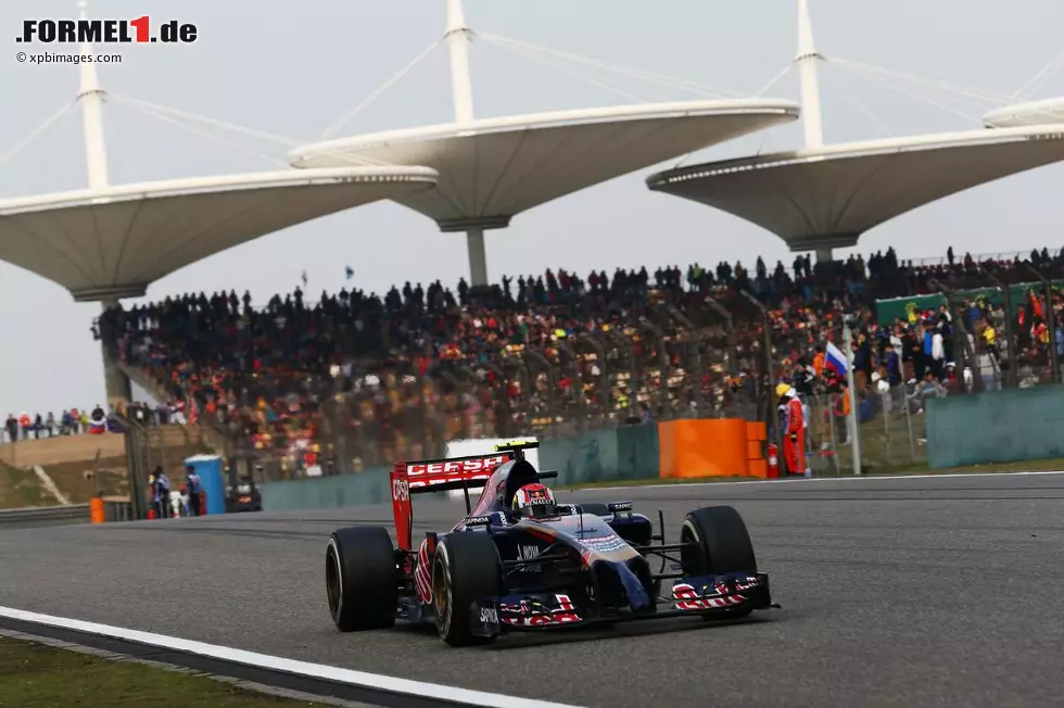 Hinter Sergio Perez, der den zweiten Force India auf Platz neun ins Ziel bringt, holt sich Daniil Kwjat den letzten WM-Zähler. Für den Rookie aus Russland ist es beim vierten Formel-1-Start bereits die dritte Top-10-Platzierung. Foto zur News: Hinter Sergio Perez, der den zweiten Force India auf Platz neun ins Ziel bringt, holt sich Daniil Kwjat den letzten WM-Zähler. Für den Rookie aus Russland ist es beim vierten Formel-1-Start bereits die dritte Top-10-Platzierung.
