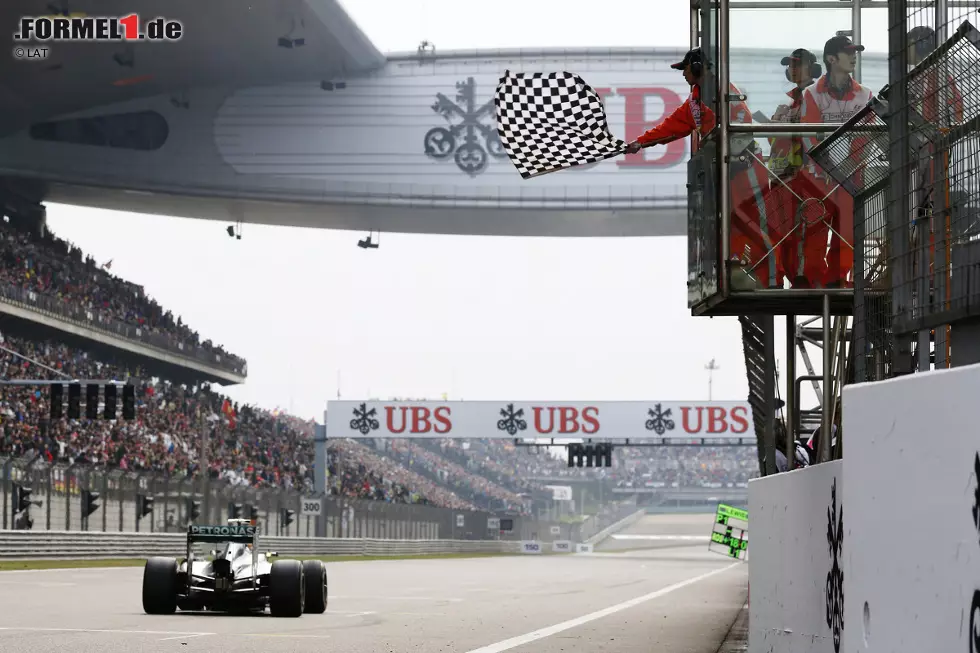 Gänzlich unbeeindruckt vom Red-Bull-Teamduell bringt Hamilton seinen dritten Saisonsieg sicher nach Hause. Die größte Überraschung erlebt er kurz vor Schluss, als die Karierte Flagge versehentlich eine Runde zu früh gezückt wird. Statt den Stand nach 56 Runden zu werten, geht schließlich der Stand nach 54 Runden als offizielles Rennergebnis in die Geschichte ein. Foto zur News: Gänzlich unbeeindruckt vom Red-Bull-Teamduell bringt Hamilton seinen dritten Saisonsieg sicher nach Hause. Die größte Überraschung erlebt er kurz vor Schluss, als die Karierte Flagge versehentlich eine Runde zu früh gezückt wird. Statt den Stand nach 56 Runden zu werten, geht schließlich der Stand nach 54 Runden als offizielles Rennergebnis in die Geschichte ein.