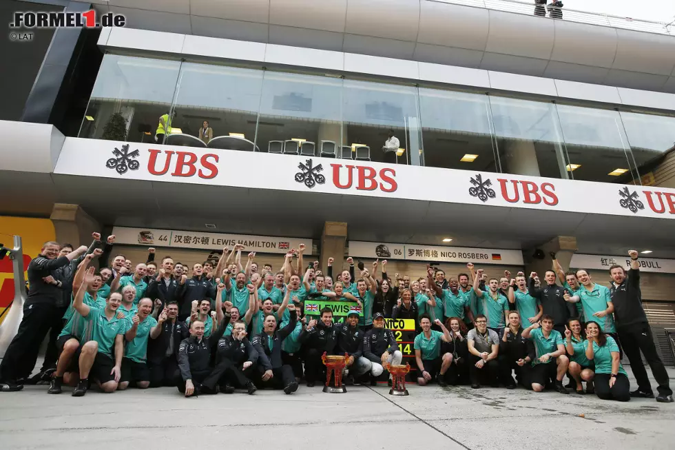 Jubel hingegen bei Mercedes: Vierter Sieg beim vierten Grand Prix des Jahres und bereits der dritte Doppelsieg. Mit dem dritten 1-2 hintereinander ist Mercedes das erste Team seit Ferrari in der Saison 2004, dem ein solches Kunststück gelingt. Foto zur News: Jubel hingegen bei Mercedes: Vierter Sieg beim vierten Grand Prix des Jahres und bereits der dritte Doppelsieg. Mit dem dritten 1-2 hintereinander ist Mercedes das erste Team seit Ferrari in der Saison 2004, dem ein solches Kunststück gelingt.