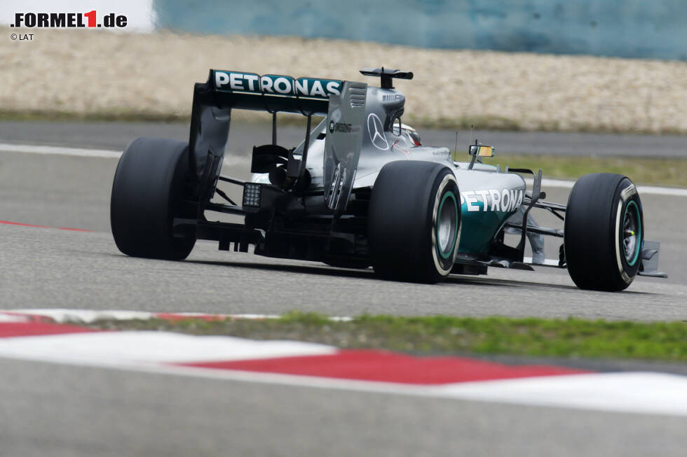 Foto zur News: Am Freitagnachmittag allerdings rückt Klassenprimus Mercedes die Verhältnisse wieder zurecht. Lewis Hamilton holt sich die Bestzeit im zweiten Freien Training und schließt den Freitag als Gesamtschnellster ab.