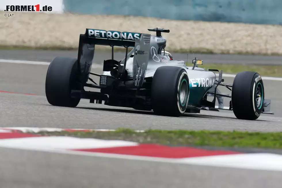 Foto zur News: Am Freitagnachmittag allerdings rückt Klassenprimus Mercedes die Verhältnisse wieder zurecht. Lewis Hamilton holt sich die Bestzeit im zweiten Freien Training und schließt den Freitag als Gesamtschnellster ab.