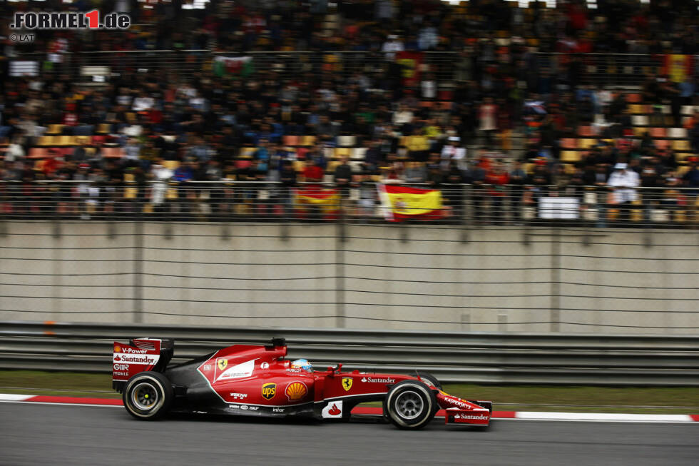 Foto zur News: Fernando Alonso bereitet dem neuen Ferrari-Teamchef einen Einstand nach Maß. Der Spanier scheucht seinen F14 T im ersten Freien Training am Freitag am schnellsten um den 4,541 Kilometer langen Shanghai International Circuit.