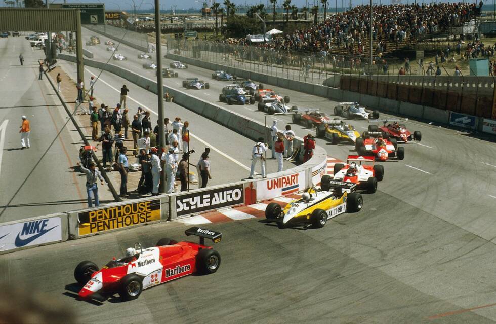Foto zur News: Für de Cesaris ging es 1982 zurück zu Alfa Romeo, wo er in Long Beach einen der grö&amp;szlig;ten Erfolge seiner Karriere landete und die Pole-Position einfuhr: Zu diesem Zeitpunkt als jüngster Fahrer aller Zeiten. Doch wie sollte es anders sein: Nachdem er sich verschaltet hatte, verlor er im Rennen erst die Führung an Niki Lauda und verschrottete anschlie&amp;szlig;end seinen Boliden. Qualmend gingen alle Träume unter der Sonne Kaliforniens in Rauch auf.