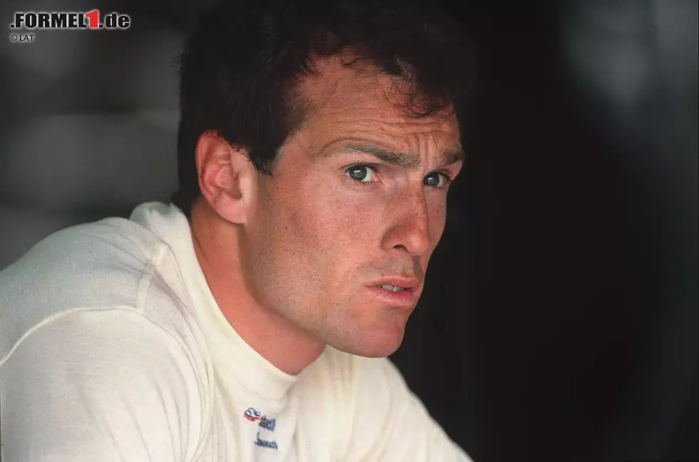Am 5. Oktober 2014 erreichten die Formel-1-Welt traurige Nachrichten: Andrea de Cesaris verstarb im Alter von 55 Jahren bei einem Motorrad-Unfall. Der gebürtige Römer hatte eine lange Formel-1-Karriere hinter sich, die zwischen 1980 und 1994 die Teilnahme an 214 Grands Prix und Cockpits bei insgesamt zehn verschiednen Teams umfasste. Damit ist de Cesaris der Pilot, der in der Königsklasse die meisten Starts absolvierte, ohne einen Rennsieg zu landen. Foto zur News: Am 5. Oktober 2014 erreichten die Formel-1-Welt traurige Nachrichten: Andrea de Cesaris verstarb im Alter von 55 Jahren bei einem Motorrad-Unfall. Der gebürtige Römer hatte eine lange Formel-1-Karriere hinter sich, die zwischen 1980 und 1994 die Teilnahme an 214 Grands Prix und Cockpits bei insgesamt zehn verschiednen Teams umfasste. Damit ist de Cesaris der Pilot, der in der Königsklasse die meisten Starts absolvierte, ohne einen Rennsieg zu landen.