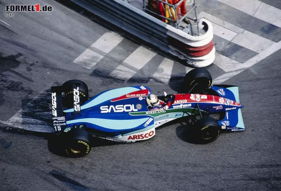 Als die Karriere schon beendet schien, kam 1994 ein Anruf von Eddie Jordan: Ausgerechnet weil Eddie Irvine wegen einer Harakiri-Aktion eine Rennsperre kassierte, musste de Cesaris bei seinem alten Kumpel für zwei Grands Prix einspringen. In Monaco enttäuschte er nicht und sorgte für einen sensationellen vierten Platz, was nicht unbemerkt blieb... Foto zur News: Als die Karriere schon beendet schien, kam 1994 ein Anruf von Eddie Jordan: Ausgerechnet weil Eddie Irvine wegen einer Harakiri-Aktion eine Rennsperre kassierte, musste de Cesaris bei seinem alten Kumpel für zwei Grands Prix einspringen. In Monaco enttäuschte er nicht und sorgte für einen sensationellen vierten Platz, was nicht unbemerkt blieb...