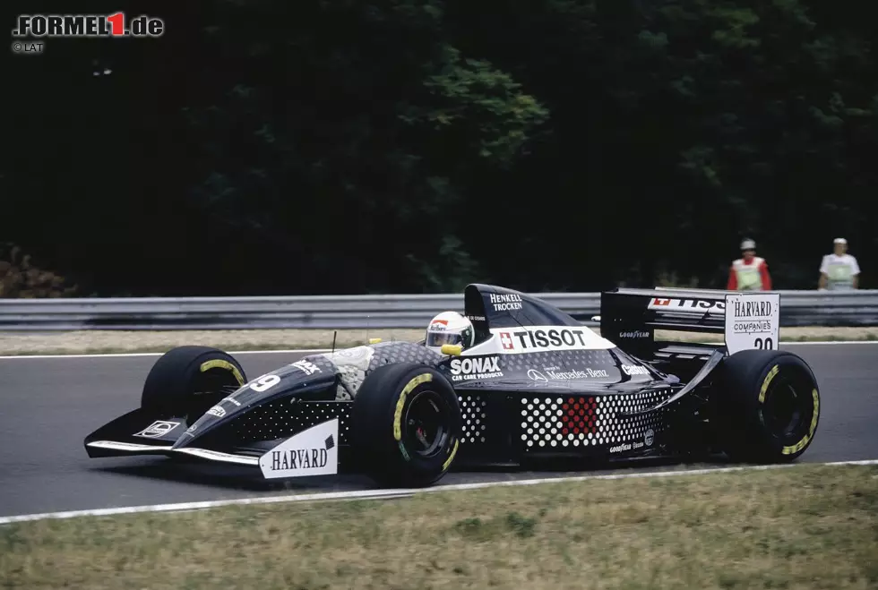 Weil sich Karl Wendlinger am gleichen Wochenende bei einem Unfall in der Hafenschikane schwer verletzte, sicherten sich die Schweizer die Dienste de Cesaris' für neun Rennen. Er hätte zwei weitere fahren können, weil Wendlingers Rückkehr überraschend abgeblasen wurde, war im Urlaub aber nicht erreichbar und wurde deshalb durch JJ Lehto ersetzt. Foto zur News: Weil sich Karl Wendlinger am gleichen Wochenende bei einem Unfall in der Hafenschikane schwer verletzte, sicherten sich die Schweizer die Dienste de Cesaris' für neun Rennen. Er hätte zwei weitere fahren können, weil Wendlingers Rückkehr überraschend abgeblasen wurde, war im Urlaub aber nicht erreichbar und wurde deshalb durch JJ Lehto ersetzt.