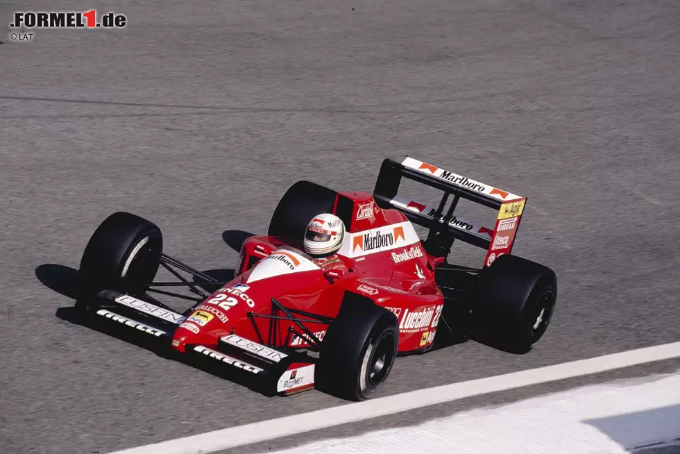 Auch in den Jahren 1989 und 1990 bei Scuderia Italia war de Cesaris öfter im Hinterfeld und im Kiesbett zu finden als in Podiumsnähe. Mit unglaublichen Aktionen machte er dennoch von sich Reden: In Monaco 1989 war er nach einem Unfall in der Loews-Kurve kurz davor, Nelson Piquet in seinem verkeilten Auto den Kopf abzureißen. Von einer Foto zur News: Auch in den Jahren 1989 und 1990 bei Scuderia Italia war de Cesaris öfter im Hinterfeld und im Kiesbett zu finden als in Podiumsnähe. Mit unglaublichen Aktionen machte er dennoch von sich Reden: In Monaco 1989 war er nach einem Unfall in der Loews-Kurve kurz davor, Nelson Piquet in seinem verkeilten Auto den Kopf abzureißen. Von einer