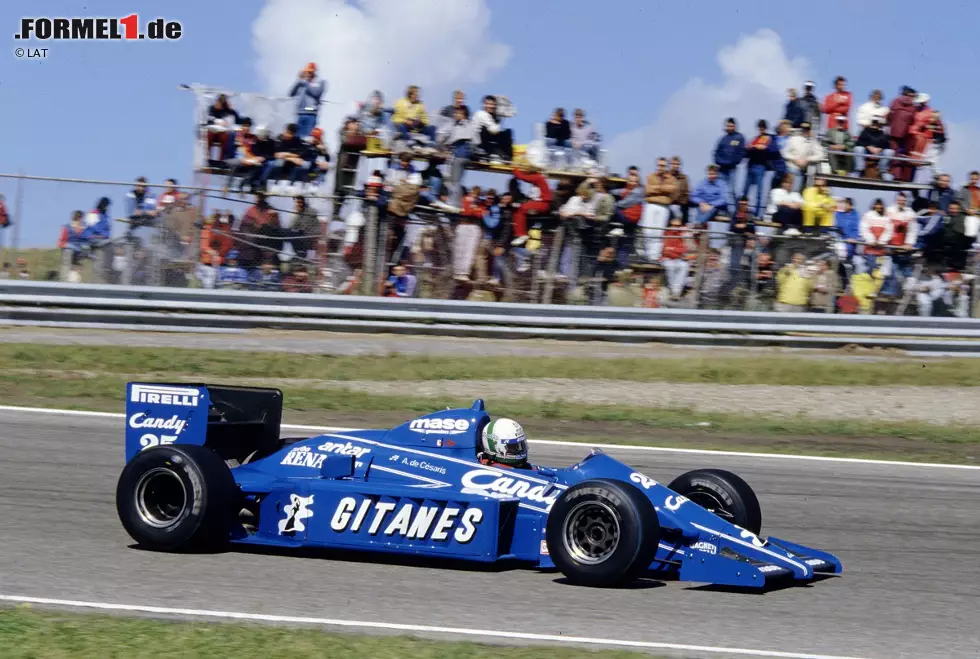 Dass de Cesaris nach 1984 ein zweites Jahr bei Ligier blieb, war aus politischer Sicht ein Wunder: Teamboss Guy Ligier hatte einen Werbedeal mit der Tabakmarke Gitanes an Land gezogen, de Cesaris wurde aber größtenteils von seinem persönlichen Geldgeber Marlboro bezahlt. Trotz vereinzelt starker Leistung wurde de Cesaris seine Vorliebe für Kleinholz einmal mehr zum Verhängnis, schließlich erklärte Ligier zu seinem Rauswurf mitten in der Saison: "Ich kann es mir nicht leisten, diesen Mann noch länger zu beschäftigen!" Foto zur News: Dass de Cesaris nach 1984 ein zweites Jahr bei Ligier blieb, war aus politischer Sicht ein Wunder: Teamboss Guy Ligier hatte einen Werbedeal mit der Tabakmarke Gitanes an Land gezogen, de Cesaris wurde aber größtenteils von seinem persönlichen Geldgeber Marlboro bezahlt. Trotz vereinzelt starker Leistung wurde de Cesaris seine Vorliebe für Kleinholz einmal mehr zum Verhängnis, schließlich erklärte Ligier zu seinem Rauswurf mitten in der Saison: "Ich kann es mir nicht leisten, diesen Mann noch länger zu beschäftigen!"