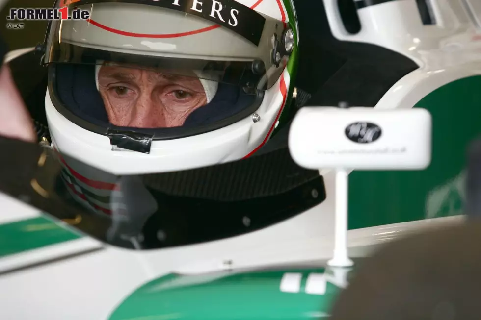 Damit war die Formel-1-Karriere von "Andrea de Crasheris" beendet. Seine stolze Bilanz: Bei 208 Grand-Prix-Starts (211 Teilnahmen) erreichte er nur in 65 Rennen das Ziel. Neben Unfällen waren aber auch technische Defekte in unterlegenen Boliden der Grund. Im Ruhestand betätigte sich de Cesaris in seiner Wahlheimat Monaco erfolgreich als Börsenmakler und widmete sich einer großen Leidenschaft, dem Windsurfen. Foto zur News: Damit war die Formel-1-Karriere von "Andrea de Crasheris" beendet. Seine stolze Bilanz: Bei 208 Grand-Prix-Starts (211 Teilnahmen) erreichte er nur in 65 Rennen das Ziel. Neben Unfällen waren aber auch technische Defekte in unterlegenen Boliden der Grund. Im Ruhestand betätigte sich de Cesaris in seiner Wahlheimat Monaco erfolgreich als Börsenmakler und widmete sich einer großen Leidenschaft, dem Windsurfen.