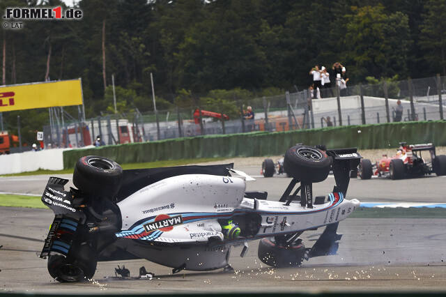 Foto zur News: Massa überschlägt sich und rutscht ein Stück auf dem Dach liegend. Zum Glück kann der Brasilianer aussteigen und ist unverletzt. Magnussen muss anschließend zur Box kommen und sich einen neuen Frontflügel sowie neue Reifen zu holen. Im Glück ist auch Daniel Ricciardo, der zwar weit zurückfällt, dem Unfall aber gerade noch so ausweichen kann.