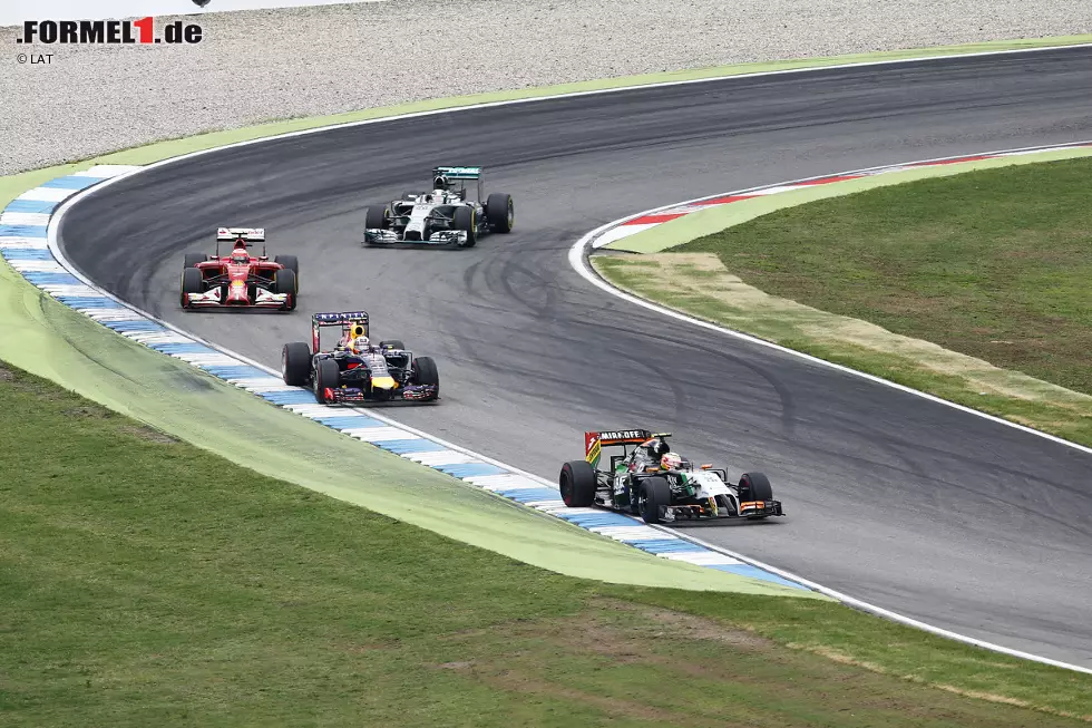 Mittlerweile sind Ricciardo und Hamilton auf Kimi Räikkönen aufgelaufen. Der Ferrari-Pilot muss sehen, nicht von beiden über den Haufen gefahren zu werden. Letzlich ziehen beide vorbei. Foto zur News: Mittlerweile sind Ricciardo und Hamilton auf Kimi Räikkönen aufgelaufen. Der Ferrari-Pilot muss sehen, nicht von beiden über den Haufen gefahren zu werden. Letzlich ziehen beide vorbei.