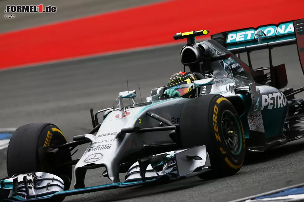 Nico Rosberg zieht währenddessen einsam seine Runden an der Spitze. Im 23. Umlauf darf sich der Mercedes-Pilot über seine insgesamt 500. Führungsrunde freuen. Foto zur News: Nico Rosberg zieht währenddessen einsam seine Runden an der Spitze. Im 23. Umlauf darf sich der Mercedes-Pilot über seine insgesamt 500. Führungsrunde freuen.