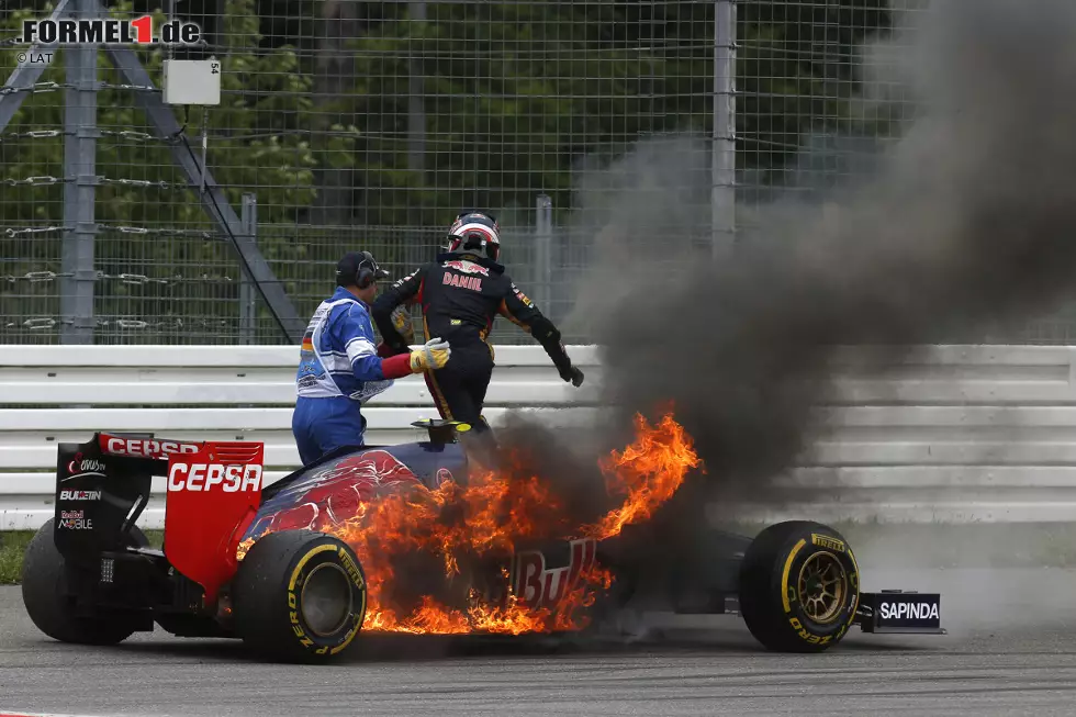 In Runde 46 geht der Toro Rosso von Daniil Kwjat in Flammen auf. Der Russe steigt aus und ärgert sich über den technisch bedingten Ausfall. Foto zur News: In Runde 46 geht der Toro Rosso von Daniil Kwjat in Flammen auf. Der Russe steigt aus und ärgert sich über den technisch bedingten Ausfall.