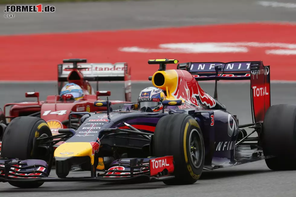 Gegen Rennende geraten Ricciardo und Alonso wieder aneinander und liefern sich feinste Duelle. Schließlich behält der Ferrari-Fahrer die Nase vorn und wird Fünfter. Foto zur News: Gegen Rennende geraten Ricciardo und Alonso wieder aneinander und liefern sich feinste Duelle. Schließlich behält der Ferrari-Fahrer die Nase vorn und wird Fünfter.