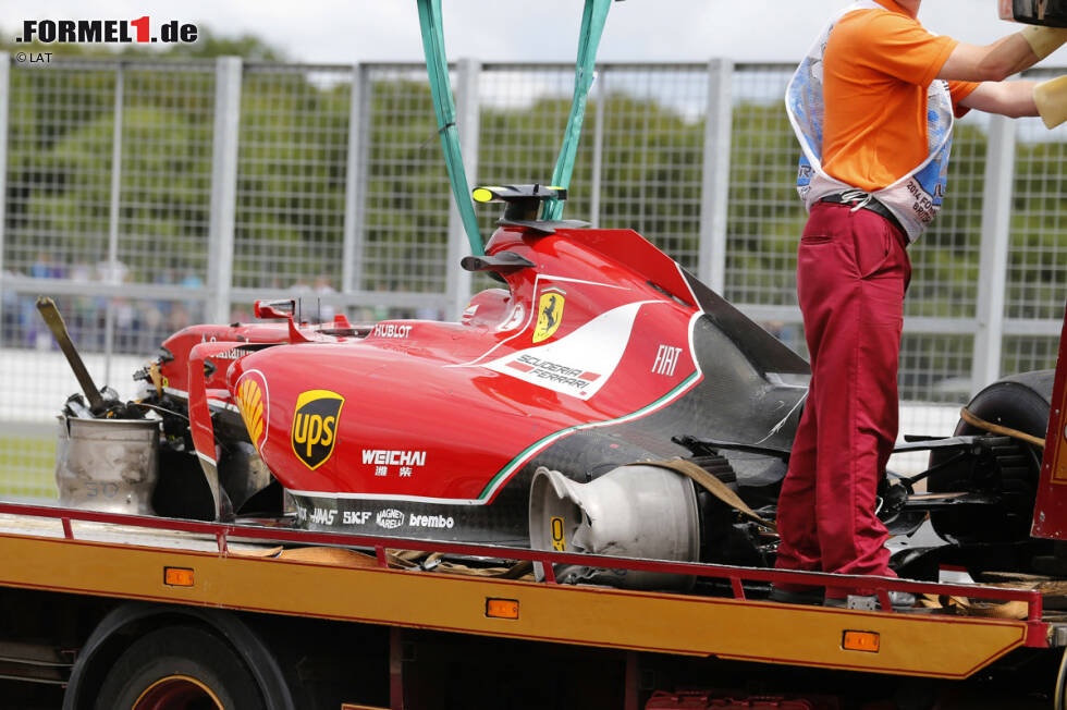 Foto zur News: Nach Kurve 5 kommt Kimi Räikkönen, der bereits einige Plätze gutmachen konnte, von der Strecke ab. Bei seiner Rückkehr wird sein Ferrari von einer Bodenwelle ausgehebelt. Der Finne schlägt mit großer Wucht in die rechte Streckenbegrenzung ein und schleudert anschließend quer über die Strecke, wobei er unter anderem Felipe Massa trifft. Räikkönen steigt aus seinem Wrack und humpelt ins Medical-Car. Wenig später dann Entwarnung: Der &quot;Iceman&quot; hat lediglich eine starke Prellung des Knöchels davongetragen.