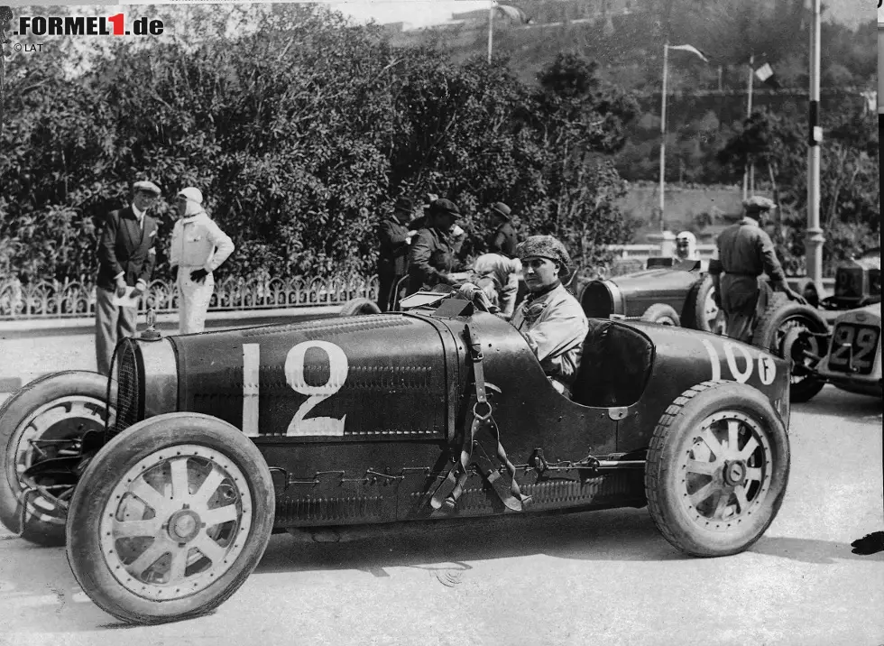 PREMIERENSIEGER: Der erste Sieger in Monaco war 1929 ein gewisser William Charles Frederick Grover-Williams. Der britisch-französische Rennfahrer saß damals in einem Bugatti. 1950 war das Rennen übrigens erstmals Bestandteil der neu eingeführten Formel-1-WM, ab 1955 dröhnten die Boliden dann in jedem Jahr durch die Häuserschluchten. Foto zur News: PREMIERENSIEGER: Der erste Sieger in Monaco war 1929 ein gewisser William Charles Frederick Grover-Williams. Der britisch-französische Rennfahrer saß damals in einem Bugatti. 1950 war das Rennen übrigens erstmals Bestandteil der neu eingeführten Formel-1-WM, ab 1955 dröhnten die Boliden dann in jedem Jahr durch die Häuserschluchten.