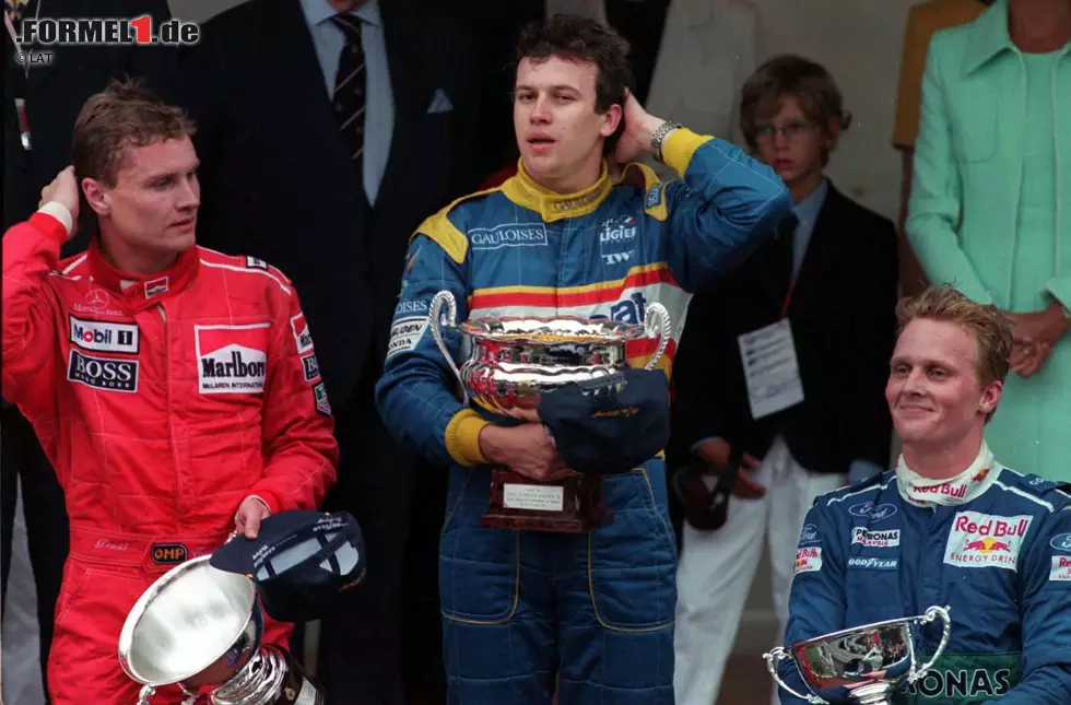 AUFHOLJÄGER: Den weitesten Weg zum Sieg legte ein unauffälliger Franzose zurück. Olivier Panis fuhr 1996 vom 14. Startplatz zum Triumph. Lediglich drei Fahrer erreichten nach einem chaotischen Rennen das Ziel. Es sollte der einzige Sieg in der Karriere des damaligen Ligier-Piloten Panis bleiben. Foto zur News: AUFHOLJÄGER: Den weitesten Weg zum Sieg legte ein unauffälliger Franzose zurück. Olivier Panis fuhr 1996 vom 14. Startplatz zum Triumph. Lediglich drei Fahrer erreichten nach einem chaotischen Rennen das Ziel. Es sollte der einzige Sieg in der Karriere des damaligen Ligier-Piloten Panis bleiben.