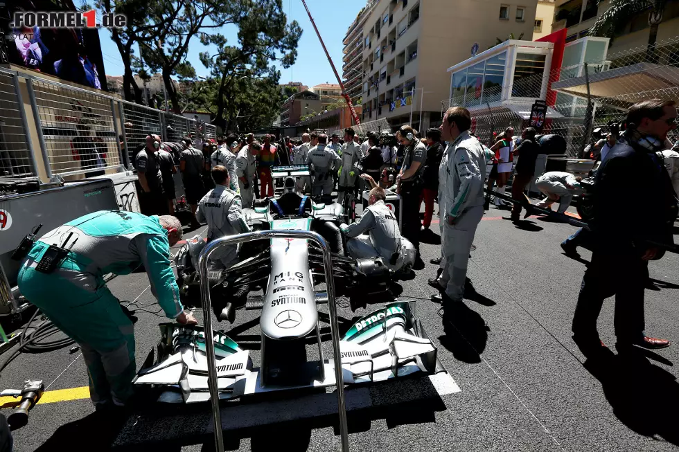 Foto zur News: POLE-POSITION: Der erste Startplatz ist in Monaco nicht immer so wichtig gewesen wie in den vergangenen Jahren (hier Nico Rosberg 2013). Seit 2004 kam es zwar nur einmal vor, dass der Pole-Setter nicht auch der Rennsieger war - in den zehn Jahren zuvor stand jedoch nur zweimal der Beste des Qualifyings auch am Rennsonntag ganz vorne.