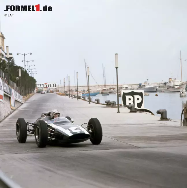 TRINKPAUSE: Der Grand Prix in Monaco weckt stets Erinnerungen an eine andere Zeit des Rennsports, und die Strecke lieferte auch entsprechende Szenen. 1962 hat sich bespielsweise der Neuseeländer Bruce McLaren noch während der Fahrt eine Flasche Cola gegönnt - wenige Kilometer später gewann der Gründer des gleichnamigen Teams das Rennen. Foto zur News: TRINKPAUSE: Der Grand Prix in Monaco weckt stets Erinnerungen an eine andere Zeit des Rennsports, und die Strecke lieferte auch entsprechende Szenen. 1962 hat sich bespielsweise der Neuseeländer Bruce McLaren noch während der Fahrt eine Flasche Cola gegönnt - wenige Kilometer später gewann der Gründer des gleichnamigen Teams das Rennen.