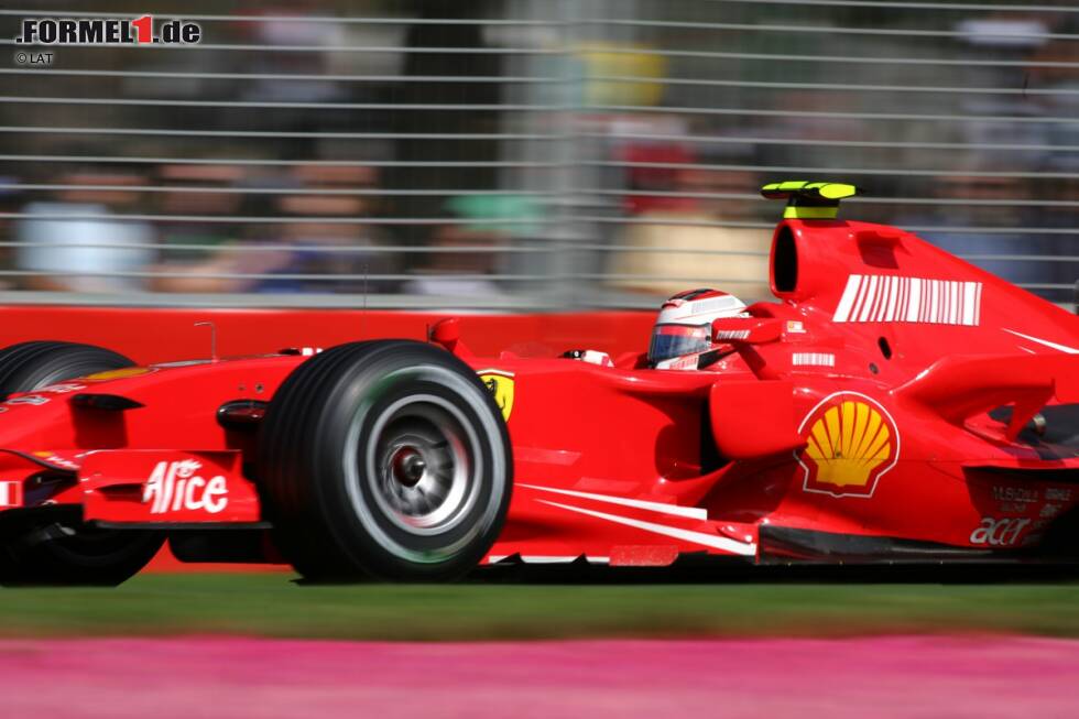 #9: Ende 2006 wird Tabakwerbung im Motorsport verboten. Während viele Teams empfindliche Einbußen hinnehmen müssen, gelingt es Ferrari, Marlboro trotzdem zum Weitermachen zu bewegen - mit nur angedeuteten Logos und der berühmten rot-weißen Farbkombination. Noch heute überweist Marlboro jedes Jahr geschätzte 75 Millionen Euro an die Scuderia. Kimi Räikkönen wird im Jahr 1 ohne Zigarettenlogos auf Anhieb Weltmeister. #9: Ende 2006 wird Tabakwerbung im Motorsport verboten. Während viele Teams empfindliche Einbußen hinnehmen müssen, gelingt es Ferrari, Marlboro trotzdem zum Weitermachen zu bewegen - mit nur angedeuteten Logos und der berühmten rot-weißen Farbkombination. Noch heute überweist Marlboro jedes Jahr geschätzte 75 Millionen Euro an die Scuderia. Kimi Räikkönen wird im Jahr 1 ohne Zigarettenlogos auf Anhieb Weltmeister.