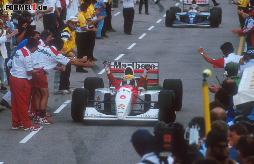 Foto zur News: #5: Ohne Motorenhersteller Honda, so glaubt Ayrton Senna, würde McLaren 1993 nicht konkurrenzfähig sein, und beim Wunschteam Williams hat Alain Prost eine &quot;Kein-Senna-Klausel&quot; im Vertrag stehen. Also testet Senna im Winter einen IndyCar-Penske. Weil er keinen Vertrag für die gesamte Formel-1-Saison unterschreiben will, hangelt er sich für jeweils eine Million Dollar von Rennen zu Rennen und spielt mit Teamchef Ron Dennis Katz und Maus. Beim Saisonfinale in Adelaide macht er McLaren mit seinem letzten Sieg zum damals erfolgreichsten Team der Formel-1-Geschichte.