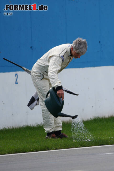 #5: Wasser marsch! Dass Strecken für Tests künstlich bewässert werden, ist Realität. Eine entsprechende Anlage ist etwa auf dem Kurs im spanischen Jerez vorhanden und wird auch genutzt. Die Technik zu verwenden, um Grands Prix spannender zu machen und die von den Fans teilweise herbeigesehnten Regenrennen zu simulieren, entspringt aber nur der Fantasie Bernie Ecclestones. Den Formel-1-Boss bringt die Sache 2011 auf die Agenda und findet sogar Mitstreiter in der Szene. "Am Anfang dachte ich selbst, es sei verrückt", räumt er ein. Die Idee ist schließlich doch zum Absaufen bestimmt. #5: Wasser marsch! Dass Strecken für Tests künstlich bewässert werden, ist Realität. Eine entsprechende Anlage ist etwa auf dem Kurs im spanischen Jerez vorhanden und wird auch genutzt. Die Technik zu verwenden, um Grands Prix spannender zu machen und die von den Fans teilweise herbeigesehnten Regenrennen zu simulieren, entspringt aber nur der Fantasie Bernie Ecclestones. Den Formel-1-Boss bringt die Sache 2011 auf die Agenda und findet sogar Mitstreiter in der Szene. "Am Anfang dachte ich selbst, es sei verrückt", räumt er ein. Die Idee ist schließlich doch zum Absaufen bestimmt.