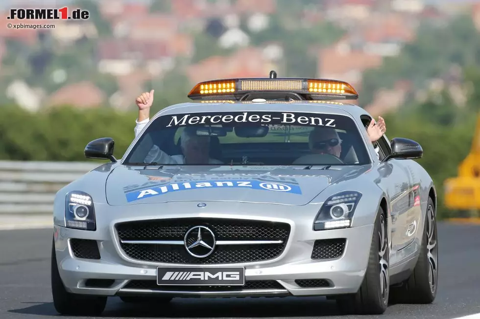 Foto zur News: 50 Minuten vor Beginn der Aufwärmrunde: Die beiden FIA-Rennleiter Charlie Whiting und Herbie Blash drehen eine erste Inspektionsrunde im Safety-Car. Damit wird die Vorstartprozedur offiziell eröffnet. In den nächsten 20 Minuten bleibt die Boxengasse allerdings noch geschlossen.