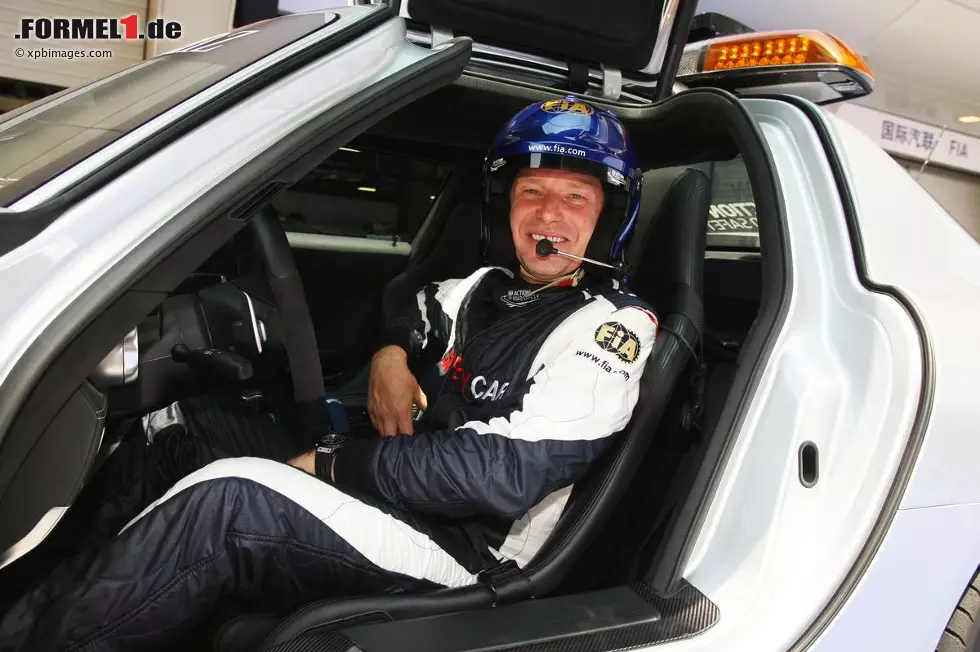 Zehn Minuten vor Beginn der Aufwärmrunde: Mit Ausnahme von Fahrern, Teampersonal und Rennfunktionären müssen jetzt alle Personen die Startaufstellung verlassen. Safety-Car-Fahrer Bernd Mayländer schildert: "Ich setze meinen Helm auf, schnalle mich im Cockpit fest und gehe mit meinem Fahrer Peter Tibbetts nochmal durch, ob alle Systeme, zum Beispiel das GPS und die Onboard-Monitore, richtig funktionieren." Foto zur News: Zehn Minuten vor Beginn der Aufwärmrunde: Mit Ausnahme von Fahrern, Teampersonal und Rennfunktionären müssen jetzt alle Personen die Startaufstellung verlassen. Safety-Car-Fahrer Bernd Mayländer schildert: "Ich setze meinen Helm auf, schnalle mich im Cockpit fest und gehe mit meinem Fahrer Peter Tibbetts nochmal durch, ob alle Systeme, zum Beispiel das GPS und die Onboard-Monitore, richtig funktionieren."