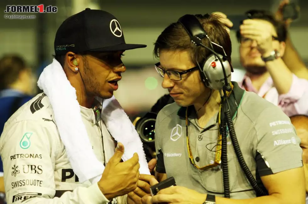 Neun Minuten vor Beginn der Aufwärmrunde: Die letzten Minuten vor dem Start in die Einführungsrunde sind für Teams und Offizielle die hektischsten des gesamten Formel-1-Wochenendes. Es gibt so viele Dinge zu tun und zu beachten, die alle pünktlich auf die Sekunde geplant sind. Für alle Beteiligten sind diese zehn Minuten eine Art Countdown. Foto zur News: Neun Minuten vor Beginn der Aufwärmrunde: Die letzten Minuten vor dem Start in die Einführungsrunde sind für Teams und Offizielle die hektischsten des gesamten Formel-1-Wochenendes. Es gibt so viele Dinge zu tun und zu beachten, die alle pünktlich auf die Sekunde geplant sind. Für alle Beteiligten sind diese zehn Minuten eine Art Countdown.