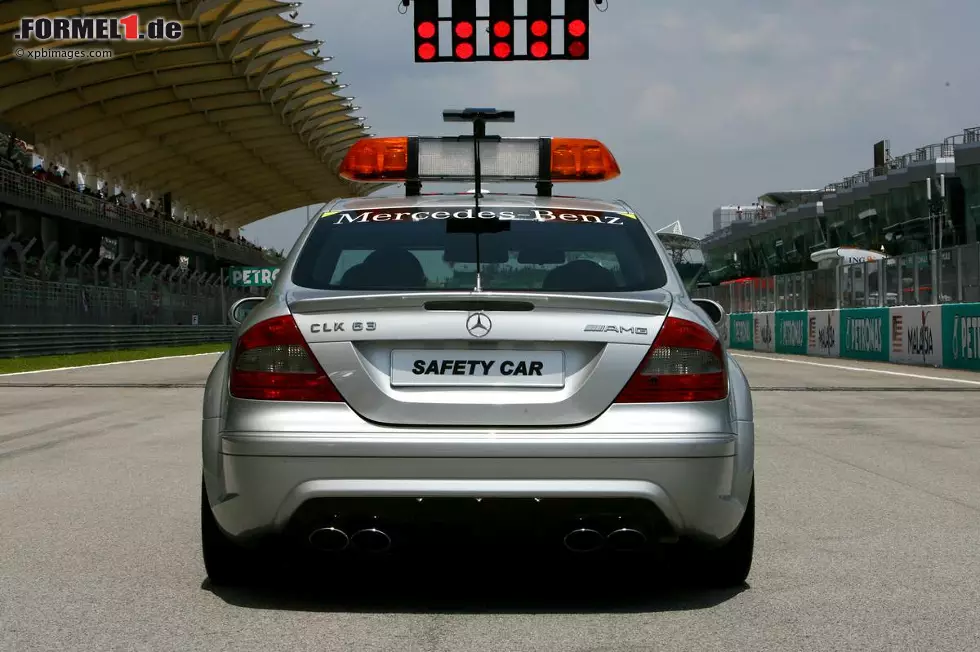 Fünf Minuten vor Beginn der Aufwärmrunde: "Jetzt checke ich, ob sich das Safety-Car in Bewegung gesetzt hat, denn das bedeutet einen normalen Start", erklärt Wheatley. Bernd Mayländer geht beim Erlöschen des ersten Ampellichts auf seine Erkundungsrunde, "um ein letztes Mal zu prüfen, ob auf der Strecke alles in Ordnung ist, aber vor allem, um den Streckenposten zu signalisieren, dass es gleich losgeht und sie ab jetzt hellwach sein müssen". Foto zur News: Fünf Minuten vor Beginn der Aufwärmrunde: "Jetzt checke ich, ob sich das Safety-Car in Bewegung gesetzt hat, denn das bedeutet einen normalen Start", erklärt Wheatley. Bernd Mayländer geht beim Erlöschen des ersten Ampellichts auf seine Erkundungsrunde, "um ein letztes Mal zu prüfen, ob auf der Strecke alles in Ordnung ist, aber vor allem, um den Streckenposten zu signalisieren, dass es gleich losgeht und sie ab jetzt hellwach sein müssen".