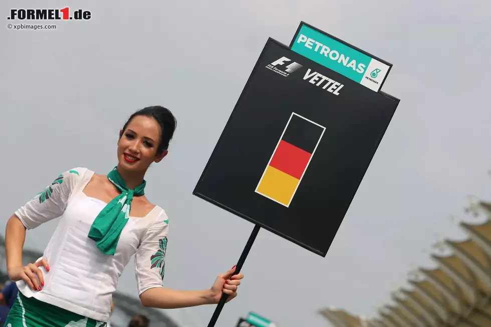 Vier Minuten vor Beginn der Aufwärmrunde: Wo sind eigentlich die Grid-Girls? Antwort: Leider schon längst weg! Auch sie haben so kurz vor Beginn der Aufwärmrunde nichts mehr in der Startaufstellung verloren. Augen hätte zu diesem Zeitpunkt sowieso weder ein Fahrer noch ein Teamverantwortlicher für sie. Für die wird es nämlich ernst, denn so langsam beginnt das Zusammenpacken der Gerätschaften. Foto zur News: Vier Minuten vor Beginn der Aufwärmrunde: Wo sind eigentlich die Grid-Girls? Antwort: Leider schon längst weg! Auch sie haben so kurz vor Beginn der Aufwärmrunde nichts mehr in der Startaufstellung verloren. Augen hätte zu diesem Zeitpunkt sowieso weder ein Fahrer noch ein Teamverantwortlicher für sie. Für die wird es nämlich ernst, denn so langsam beginnt das Zusammenpacken der Gerätschaften.