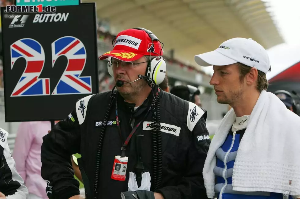 Foto zur News: 22 - Jenson Button verbindet mit der Startnummer 22 gute Erinnerungen: 2009 wurde er im Brawn sensationell Weltmeister - mit der 22 auf dem Auto. Der Brite hofft, mit McLaren wieder an erfolgreiche Zeiten anknüpfen zu können