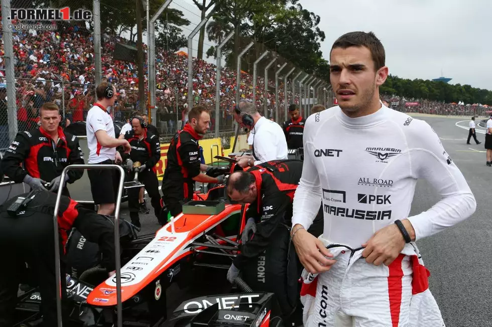 Foto zur News: 17 - Eigentlich hatte sich Jules Bianchi für die Nummern 7, 27 und 77 beworben, doch stets kam ihm ein anderer Fahrer zuvor, der laut WM-Tabelle von 2013 Vorrang hatte. Da der Franzose aber scheinbar unbedingt eine 7 hinten stehen haben wollte, wurde es am Ende eben die 17
