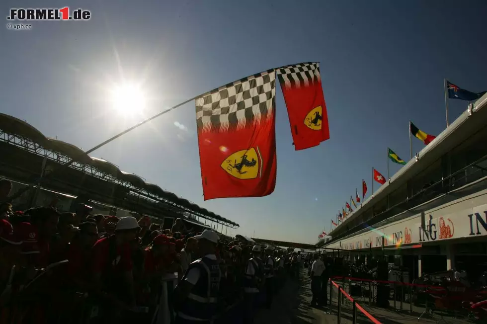 Kamui Kobayashi (Caterham): "Auf der Strecke gehört der Hungaroring nicht zu den größten Herausforderungen, aber ein Schlüssel für eine gute Zeit ist, einen Rhythmus zu finden - besonders im zweiten Sektor. Man muss die Kurven fließen lassen, eine nach der anderen, und mit den üblicherweise hohen Temperaturen und den soften und Medium-Reifen wird das Reifenmanagement noch wichtiger sein als sonst." Foto zur News: Kamui Kobayashi (Caterham): "Auf der Strecke gehört der Hungaroring nicht zu den größten Herausforderungen, aber ein Schlüssel für eine gute Zeit ist, einen Rhythmus zu finden - besonders im zweiten Sektor. Man muss die Kurven fließen lassen, eine nach der anderen, und mit den üblicherweise hohen Temperaturen und den soften und Medium-Reifen wird das Reifenmanagement noch wichtiger sein als sonst."