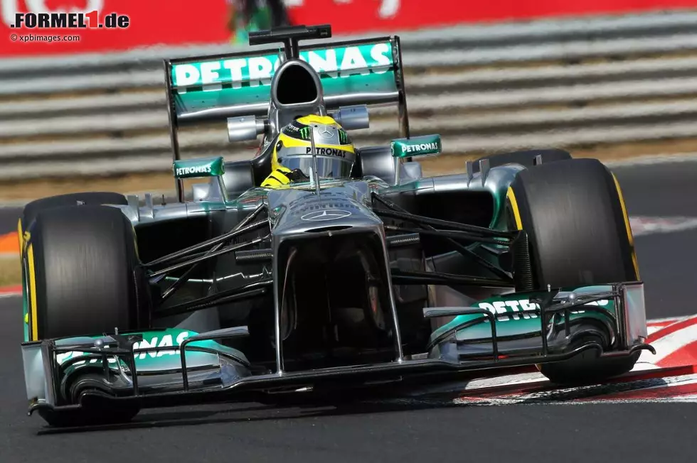 Foto zur News: Nico Rosberg (Mercedes): &quot;Der Hungaroring ist eine einzigartige Strecke. Er ist sehr klein und eng - fast wie ein Straßenkurs, aber in Form einer permanenten Rennstrecke. Der Kurs ist wirklich sehr winklig. Es gibt nur sehr wenige Geraden. Ständig geht es Links-Rechts-Links-Rechts. So hat man kaum Zeit, um einmal durchzuatmen. Man ist ständig in Action. Das macht es für den Fahrer sehr schwierig. Zum Glück gefallen mir solche Herausforderungen. Hier kann der Fahrer einen Unterschied ausmachen. Einige Kerbs muss man voll mitnehmen, um die Kurven richtig hinzubekommen. Ansonsten verliert man seinen Rhythmus und damit auch viel Geschwindigkeit.&quot;