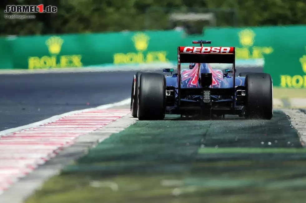 Daniil Kwjat (Toro Rosso): "Der Hungaroring gehört mit seiner flüssigen Natur und seinen schnellen Schikanen und Kurven zu meinen Lieblingsstrecken. Man hat keine Zeit, sich auszuruhen, aber ich freue mich darauf. Man kann hinter langsameren Autos feststecken, was frustrierend ist. Darum ist es hier besonders wichtig, einen guten Startplatz zu bekommen und vor deinen Rivalen zu starten." Foto zur News: Daniil Kwjat (Toro Rosso): "Der Hungaroring gehört mit seiner flüssigen Natur und seinen schnellen Schikanen und Kurven zu meinen Lieblingsstrecken. Man hat keine Zeit, sich auszuruhen, aber ich freue mich darauf. Man kann hinter langsameren Autos feststecken, was frustrierend ist. Darum ist es hier besonders wichtig, einen guten Startplatz zu bekommen und vor deinen Rivalen zu starten."