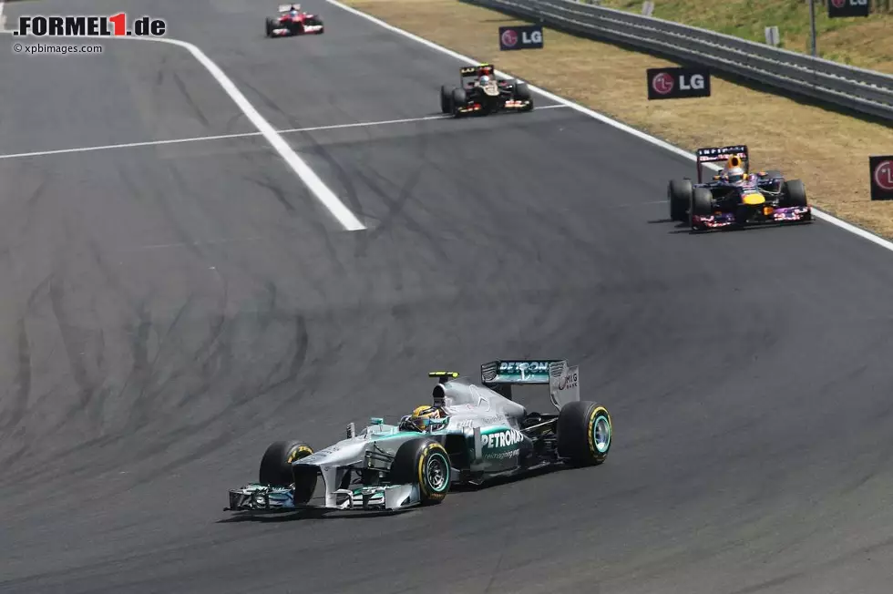 Lewis Hamilton (Mercedes): "Das Wetter ist in Ungarn normalerweise fantastisch. Die Strecke hat eine Art 'Old-School'-Layout und besitzt eine großartige Charakteristik. Sie kommt meinem 'aggressiven' Fahrstil auf jeden Fall entgegen. So heißt es jedenfalls. Die Runde beginnt mit einer DRS-Zone entlang der Start-/Zielgeraden. Diese ist im Vergleich zu anderen Strecken jedoch relativ kurz. Man steigt für die erste Rechtskurve recht spät in die Eisen und trifft den Scheitelpunkt genau in der Mitte. Danach heißt es wieder aufs Gaspedal zu treten und am Ausgang erneut DRS einzusetzen." Foto zur News: Lewis Hamilton (Mercedes): "Das Wetter ist in Ungarn normalerweise fantastisch. Die Strecke hat eine Art 'Old-School'-Layout und besitzt eine großartige Charakteristik. Sie kommt meinem 'aggressiven' Fahrstil auf jeden Fall entgegen. So heißt es jedenfalls. Die Runde beginnt mit einer DRS-Zone entlang der Start-/Zielgeraden. Diese ist im Vergleich zu anderen Strecken jedoch relativ kurz. Man steigt für die erste Rechtskurve recht spät in die Eisen und trifft den Scheitelpunkt genau in der Mitte. Danach heißt es wieder aufs Gaspedal zu treten und am Ausgang erneut DRS einzusetzen."