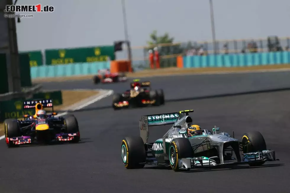 Lewis Hamilton (Mercedes): "Man muss die zweite Kurve, eine Linkskurve, wirklich tief anbremsen und den Scheitelpunkt genau treffen. Hier ist eine gute Linie entscheidend, um die folgende Rechtskurve mit Vollgas durchfahren zu können. Dabei muss man den Kerb am Kurvenausgang voll mitnehmen. In Kurve vier ist der Scheitelpunkt nur schwer zu erkennen. Die Kurve ist richtig schnell und man erreicht sie sehr rasch. Kurve fünf ist etwas langsamer. Dort geht es wieder rechts herum und die Oberfläche ist am Kurvenausgang recht wellig. Das kann schnell zu Übersteuern führen." Foto zur News: Lewis Hamilton (Mercedes): "Man muss die zweite Kurve, eine Linkskurve, wirklich tief anbremsen und den Scheitelpunkt genau treffen. Hier ist eine gute Linie entscheidend, um die folgende Rechtskurve mit Vollgas durchfahren zu können. Dabei muss man den Kerb am Kurvenausgang voll mitnehmen. In Kurve vier ist der Scheitelpunkt nur schwer zu erkennen. Die Kurve ist richtig schnell und man erreicht sie sehr rasch. Kurve fünf ist etwas langsamer. Dort geht es wieder rechts herum und die Oberfläche ist am Kurvenausgang recht wellig. Das kann schnell zu Übersteuern führen."