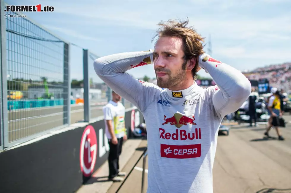 Jean-Eric Vergne (Toro Rosso): "Es kann sehr frustrierend sein, hier zu fahren, denn wie in Monaco kann man hinter einem langsameren Auto festhängen und kommt dann nicht nah genug heran, um vorbeizugehen. Um zu überholen muss man in der letzten Kurve sehr nah dran sein, um auf der Start- und Zielgerade vorbeizugehen. Doch dazu musst du die gesamte Runde über genau am Vordermann hängen, was ziemlich schwierig ist, da es ein paar wenige Highspeed-Kurven gibt. Man ist immer am Lenken, Bremsen und Beschleunigen." Foto zur News: Jean-Eric Vergne (Toro Rosso): "Es kann sehr frustrierend sein, hier zu fahren, denn wie in Monaco kann man hinter einem langsameren Auto festhängen und kommt dann nicht nah genug heran, um vorbeizugehen. Um zu überholen muss man in der letzten Kurve sehr nah dran sein, um auf der Start- und Zielgerade vorbeizugehen. Doch dazu musst du die gesamte Runde über genau am Vordermann hängen, was ziemlich schwierig ist, da es ein paar wenige Highspeed-Kurven gibt. Man ist immer am Lenken, Bremsen und Beschleunigen."