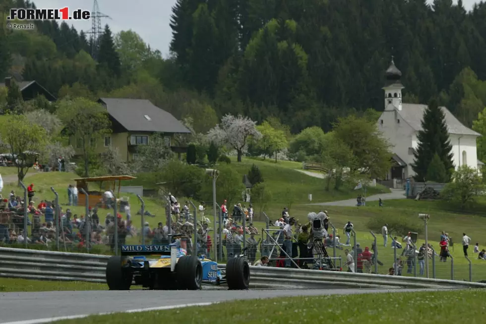 Sebastian Vettel (Red Bull): "Der neue Red-Bull-Ring ist eine wirklich schöne Strecke geworden. Hier geht es nicht um viel Schnick-Schnack, sondern ums Fahren. Es ist ein kurzer Kurs mit wenigen Kurven, aber dafür umso anspruchsvoller. Wir Fahrer genießen es, dass es hier wirklich spürbar bergauf und bergab geht, was bei 300 km/h durchaus Spaß machen kann. Im Alter von 13 Jahren fuhr ich zum ersten Mal dort. Damals hatte ich von der Familie Auinger die Chance bekommen, in einem Formelwagen zu testen. Für mich als Kartfahrer war das ein riesiger Schritt, etwas ganz Neues, an das ich mich erst gewöhnen musste: Man ist angeschnallt und das Auto ist natürlich viel größer. Es hat mir damals sehr geholfen, das alles ausprobieren zu können. So etwas vergisst man nicht." Foto zur News: Sebastian Vettel (Red Bull): "Der neue Red-Bull-Ring ist eine wirklich schöne Strecke geworden. Hier geht es nicht um viel Schnick-Schnack, sondern ums Fahren. Es ist ein kurzer Kurs mit wenigen Kurven, aber dafür umso anspruchsvoller. Wir Fahrer genießen es, dass es hier wirklich spürbar bergauf und bergab geht, was bei 300 km/h durchaus Spaß machen kann. Im Alter von 13 Jahren fuhr ich zum ersten Mal dort. Damals hatte ich von der Familie Auinger die Chance bekommen, in einem Formelwagen zu testen. Für mich als Kartfahrer war das ein riesiger Schritt, etwas ganz Neues, an das ich mich erst gewöhnen musste: Man ist angeschnallt und das Auto ist natürlich viel größer. Es hat mir damals sehr geholfen, das alles ausprobieren zu können. So etwas vergisst man nicht."